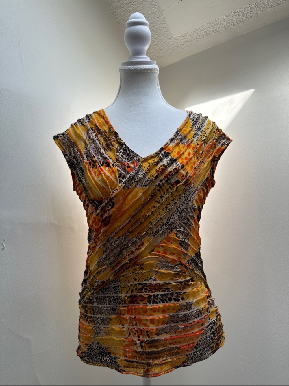 ESSENTIALS BY MILANO Animal Print Ruffle Y2K Summer Vneck Top Size Medium